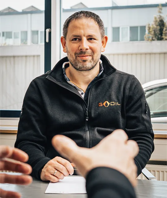 G-Oil Fachberater im persönlichen Kundengespräch zu Schmierstoffen