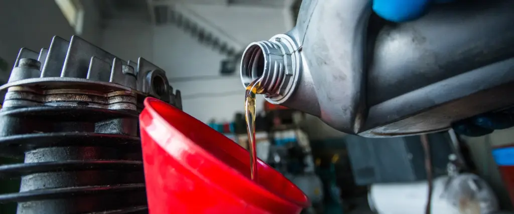 Motoröl Nachfüllen bei professionellem Ölwechsel in der Werkstatt