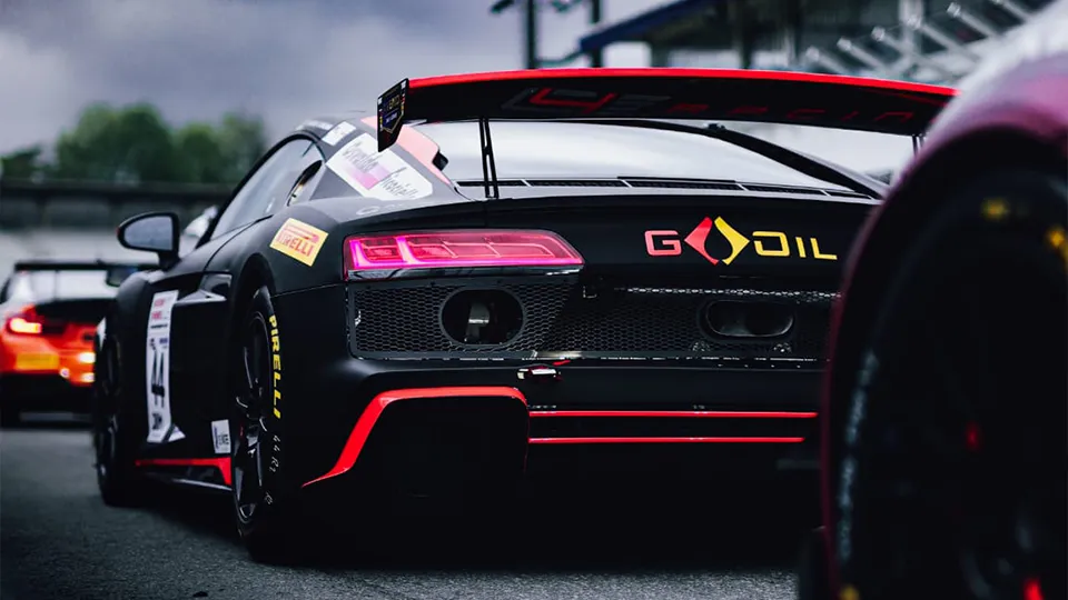 Sportwagen mit G-Oil Branding zeigt Motoröl Qualität im Rennsport